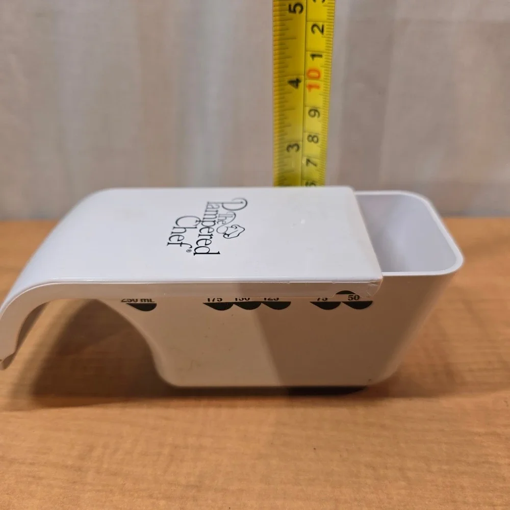The Pampered Chef Adjustable Measuring Cup Scoop 1/8 - 1/2‎ or 25ml to 125ml